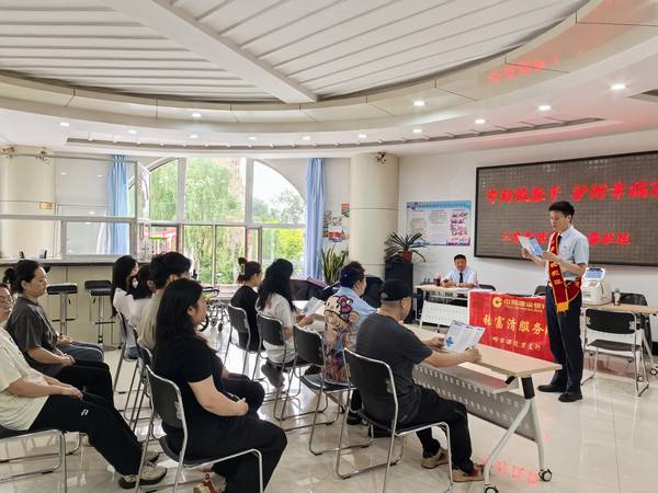 建設銀行哈爾濱群力支行“張富清金融服務隊”為社區居民開設反詐小課堂。圖片由中國建設銀行黑龍江省分行提供