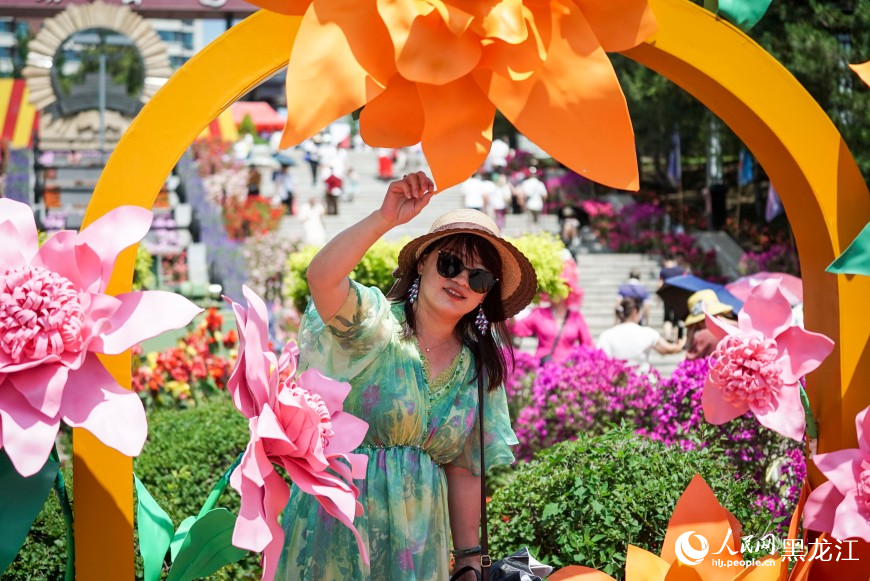 夏有涼風(fēng)在冰城丨漫步花海 市民“聞香”來