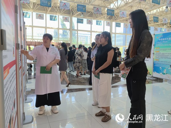 工作人員向消費(fèi)者講解國家食品安全標(biāo)準(zhǔn)體系等內(nèi)容。人民網(wǎng) 尚城攝