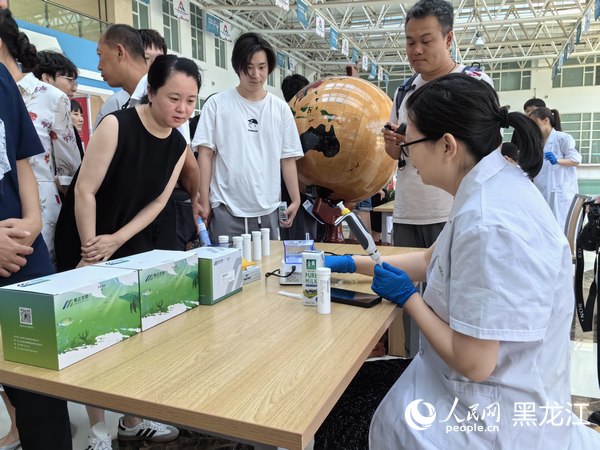 檢測人員對食品進(jìn)行現(xiàn)場檢測。人民網(wǎng) 尚城攝