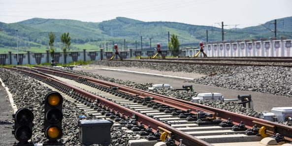 科技賦能筑牢鐵路防洪“安全堤”憑借科技賦能，佳木斯工務段雙鴨山西高鐵綜合維修車間在鐵路沿線筑起安全“大堤”，守護運輸安全與暢通，為旅客出行和經濟發展保駕護航。