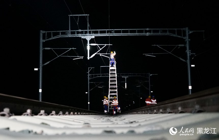 鐵路上的“夜行俠”：與時間賽跑