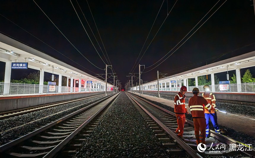 鐵路上的“夜行俠”：與時間賽跑