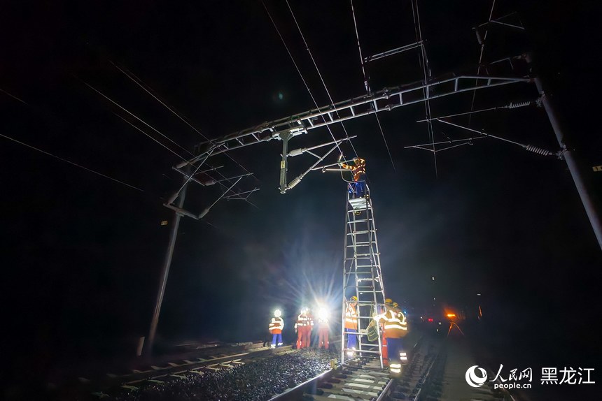 鐵路上的“夜行俠”：與時(shí)間賽跑