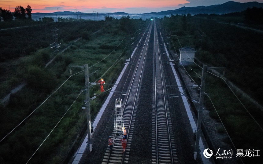 鐵路上的“夜行俠”：與時間賽跑