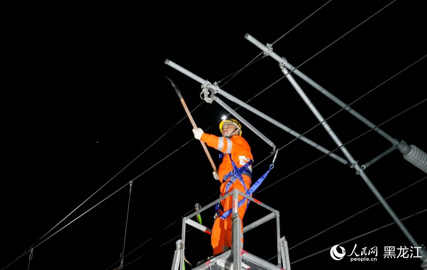 鐵路上的“夜行俠”：與時間賽跑
