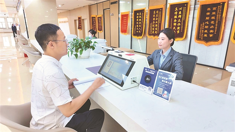 工作人員詳細解答問題。