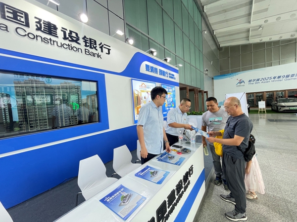 中國建設(shè)銀行黑龍江省分行工作人員正在為客戶講解購車分期業(yè)務(wù)政策。圖片由中國建設(shè)銀行黑龍江省分行提供