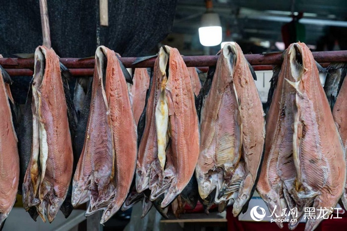 肉質(zhì)厚實(shí)的煙熏大馬哈魚(yú)。人民網(wǎng) 徐成龍攝