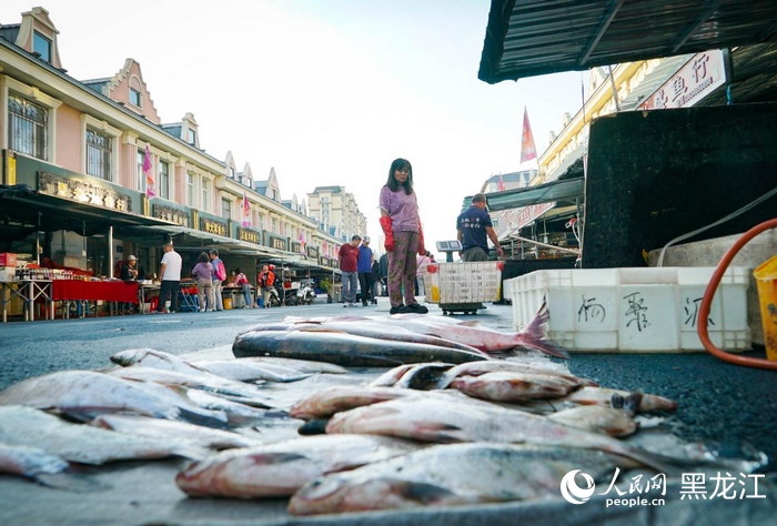 東極魚(yú)市上共有60余家售魚(yú)商戶(hù)。人民網(wǎng)記者 蘇靖剛攝