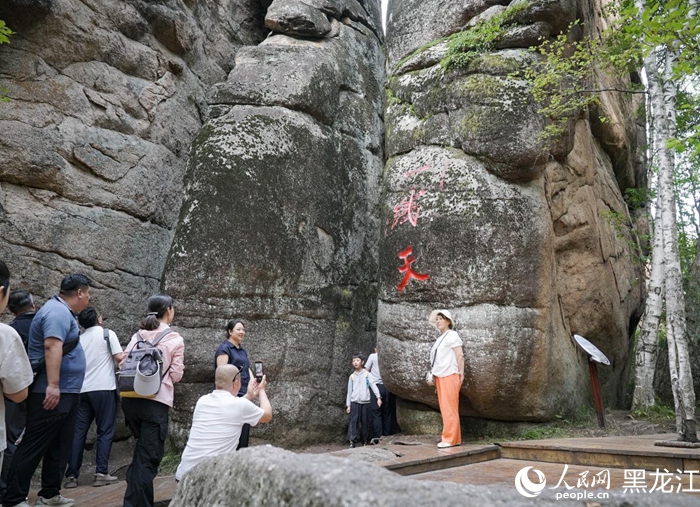 兩座石峰間留下的狹窄縫隙形成“一線天”景觀。人民網記者 蘇靖剛攝
