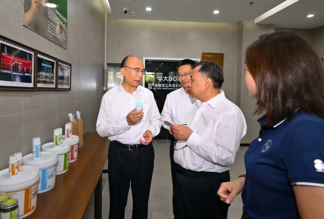 許勤來到華大智惠龍江未來實驗室，了解精準醫學檢驗中心運行情況。