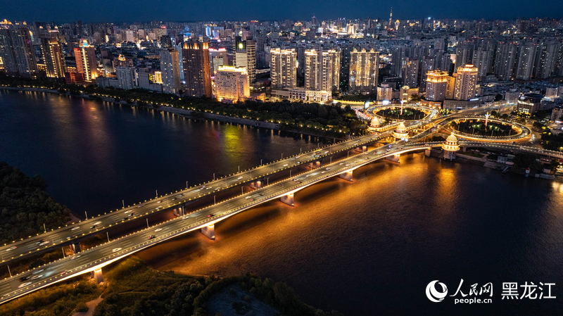 夜晚的松花江公路大橋流光溢彩。人民網(wǎng) 徐成龍攝