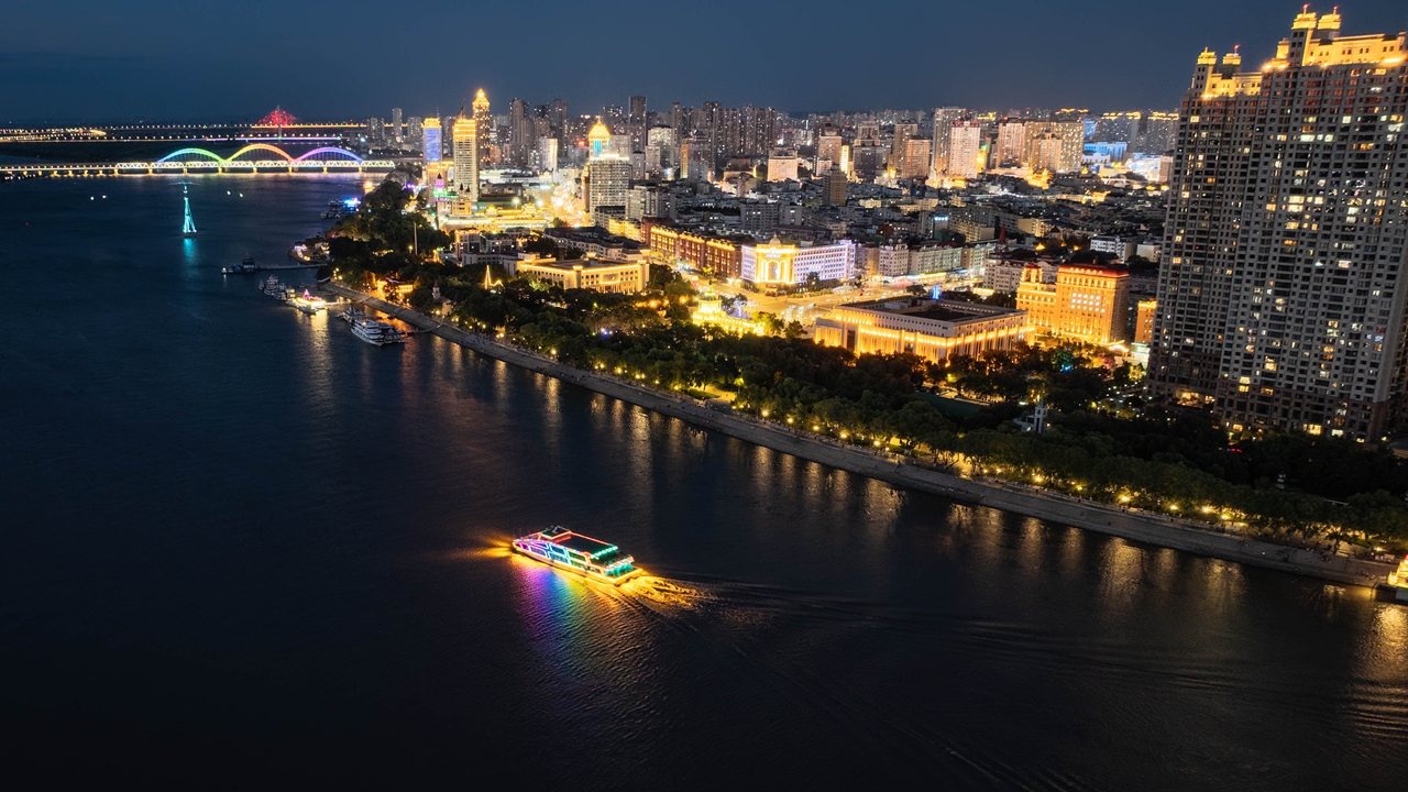 夜晚松花江上的游船