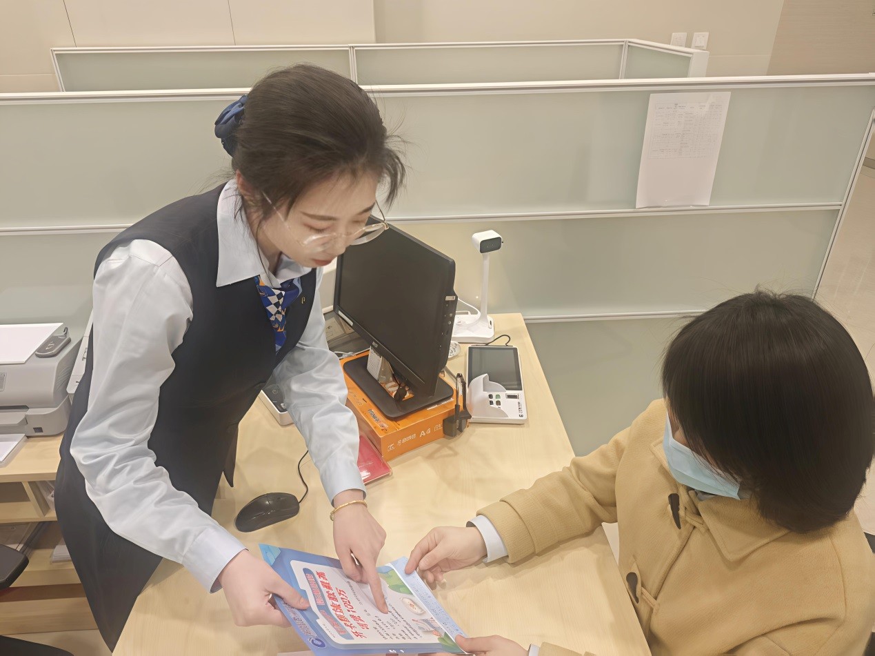 建設銀行綏化分行工作人員向客戶提供一站式消費金融服務。中國建設銀行黑龍江省分行供圖