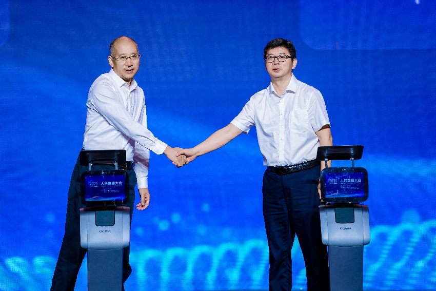 8月26日，在2025人民數(shù)據(jù)大會(huì)現(xiàn)場，四川省巴中市人民政府與人民網(wǎng)股份有限公司簽署戰(zhàn)略合作協(xié)議。主辦方供圖