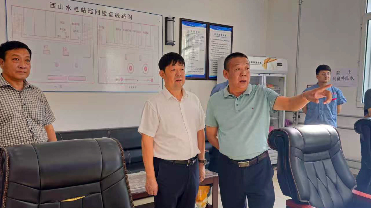 伊春市國資局局長林福祥（左二）在企業調研。伊春市國資局供圖