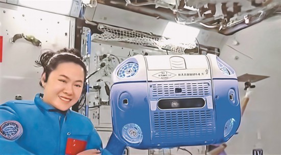 圖為中國(guó)首臺(tái)空間站艙內(nèi)智能飛行機(jī)器人亮相。圖片由哈爾濱工業(yè)大學(xué)提供